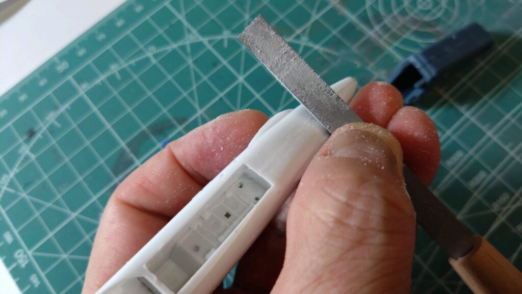 ハセガワ(Hasegawa)の1/72 VF-1 ストライクガウォークバルキリーを作成します。④。合わせ目消しは削る技術とツールが重要です。