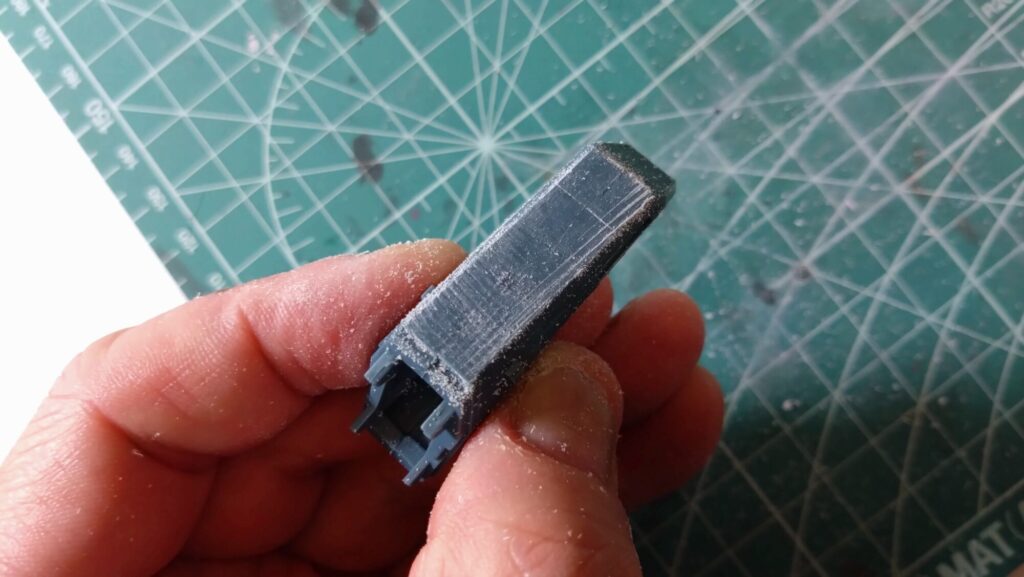 ハセガワ(Hasegawa)の1/72 VF-1 ストライクガウォークバルキリーを作成します。④。合わせ目消しは削る技術とツールが重要です。