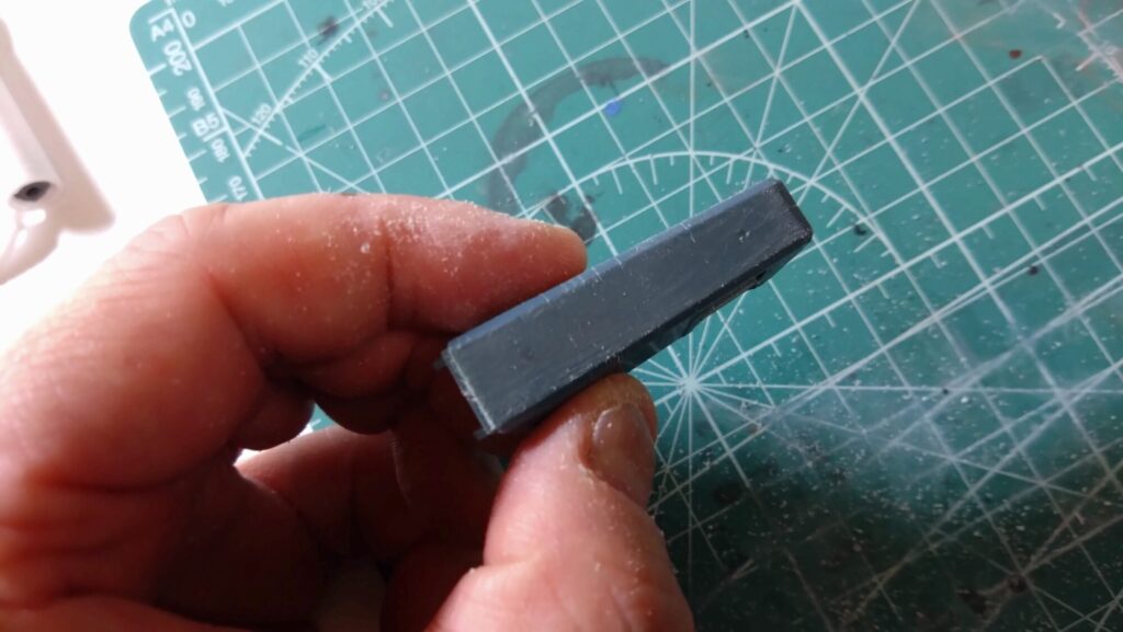 ハセガワ(Hasegawa)の1/72 VF-1 ストライクガウォークバルキリーを作成します。④。合わせ目消しは削る技術とツールが重要です。