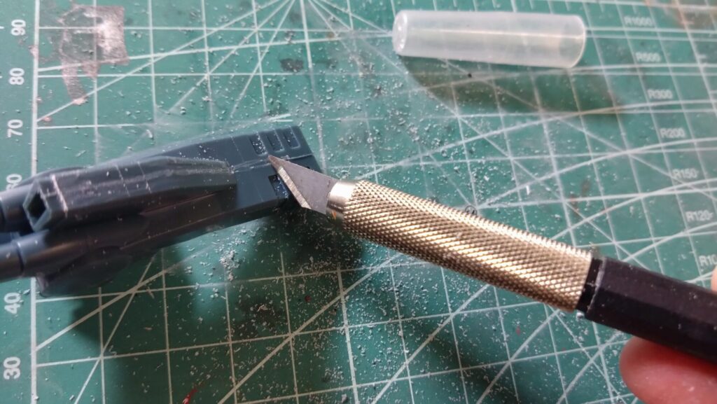 ハセガワ(Hasegawa)の1/72 VF-1 ストライクガウォークバルキリーを作成します。④。合わせ目消しは削る技術とツールが重要です。