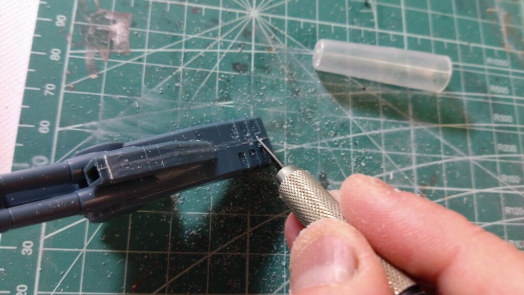 ハセガワ(Hasegawa)の1/72 VF-1 ストライクガウォークバルキリーを作成します。④。合わせ目消しは削る技術とツールが重要です。