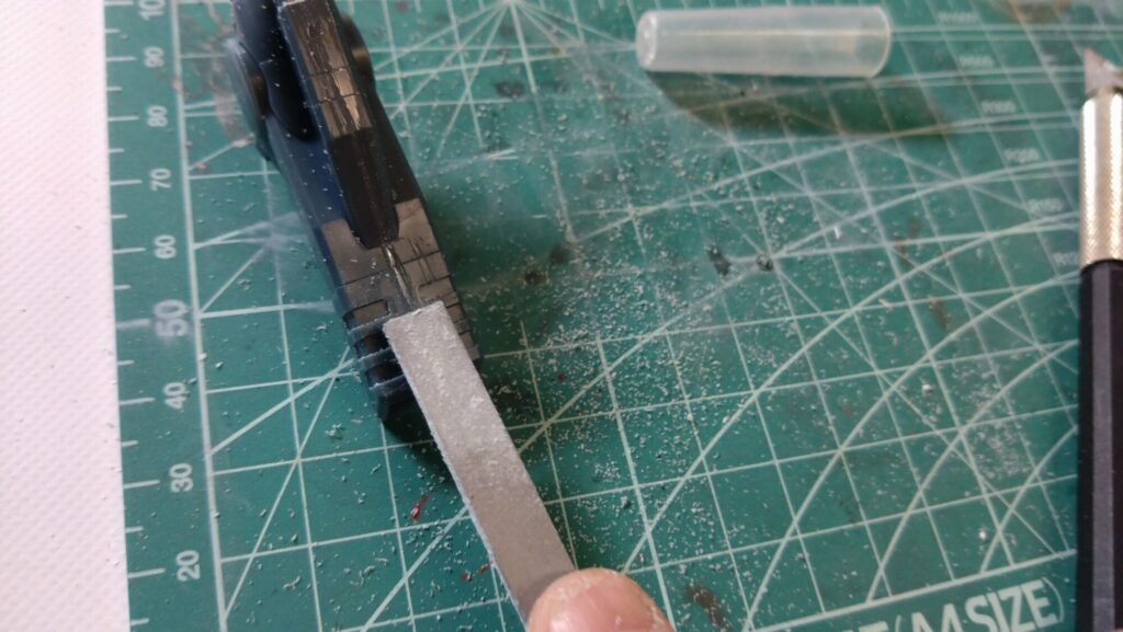 ハセガワ(Hasegawa)の1/72 VF-1 ストライクガウォークバルキリーを作成します。④。合わせ目消しは削る技術とツールが重要です。