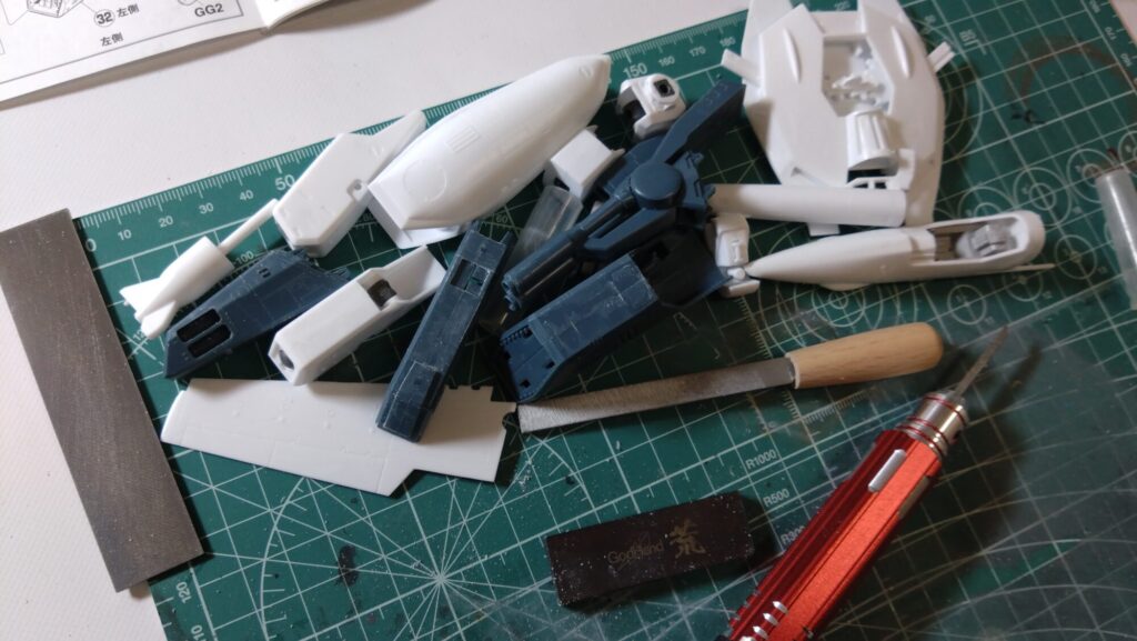 ハセガワ(Hasegawa)の1/72 VF-1 ストライクガウォークバルキリーを作成します。④。合わせ目消しは削る技術とツールが重要です。