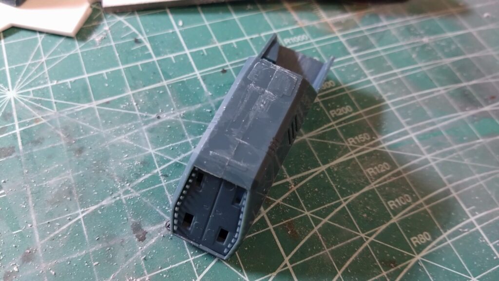 ハセガワ(Hasegawa)の1/72 VF-1 ストライクガウォークバルキリーを作成します。④。合わせ目消しは削る技術とツールが重要です。