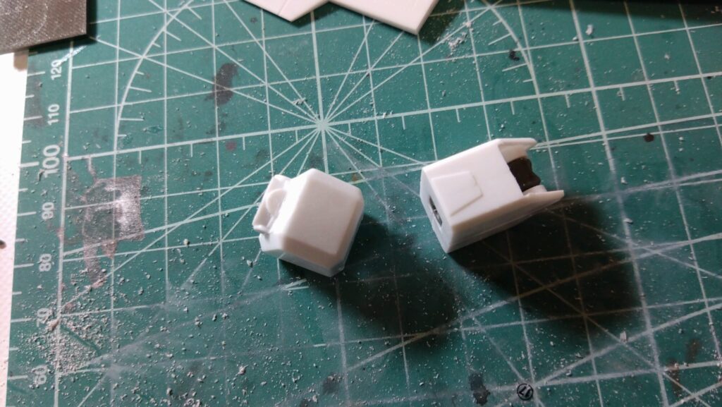 ハセガワ(Hasegawa)の1/72 VF-1 ストライクガウォークバルキリーを作成します。④。合わせ目消しは削る技術とツールが重要です。