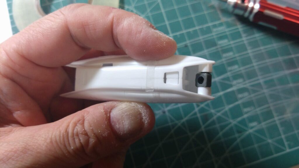 ハセガワ（Hasegawa）の1/72 VF-1 ストライクガウォークバルキリーを作成します。⑤。削って消えたモールドは、スジボリツールで復活、スジを掘ってみます。