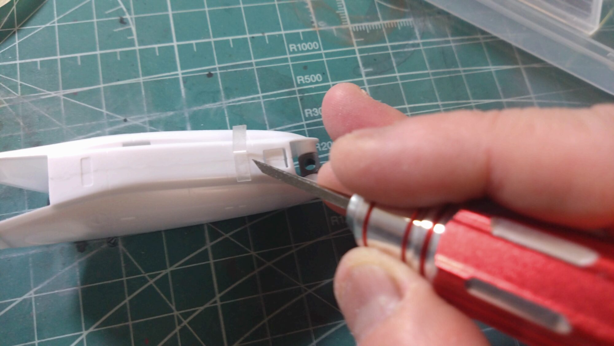 ハセガワ（Hasegawa）の1/72 VF-1 ストライクガウォークバルキリーを作成します。⑤。削って消えたモールドは、スジボリツールで復活、スジを掘ってみます。