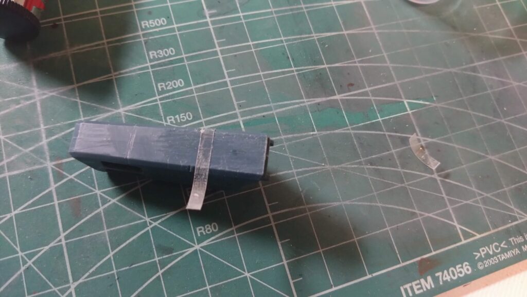 ハセガワ（Hasegawa）の1/72 VF-1 ストライクガウォークバルキリーを作成します。⑤。削って消えたモールドは、スジボリツールで復活、スジを掘ってみます。