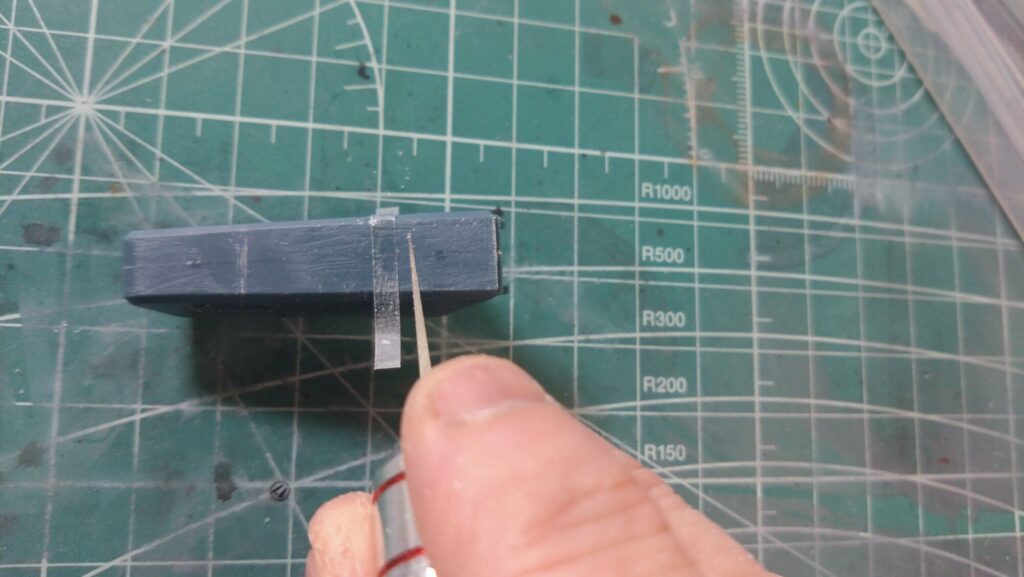 ハセガワ（Hasegawa）の1/72 VF-1 ストライクガウォークバルキリーを作成します。⑤。削って消えたモールドは、スジボリツールで復活、スジを掘ってみます。