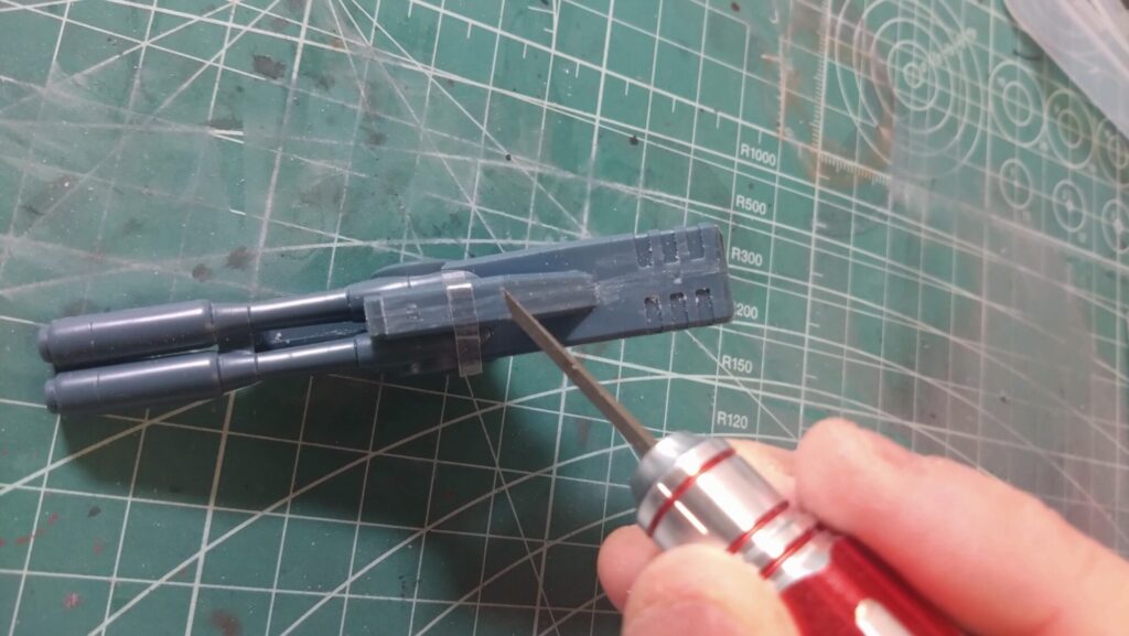 ハセガワ（Hasegawa）の1/72 VF-1 ストライクガウォークバルキリーを作成します。⑤。削って消えたモールドは、スジボリツールで復活、スジを掘ってみます。