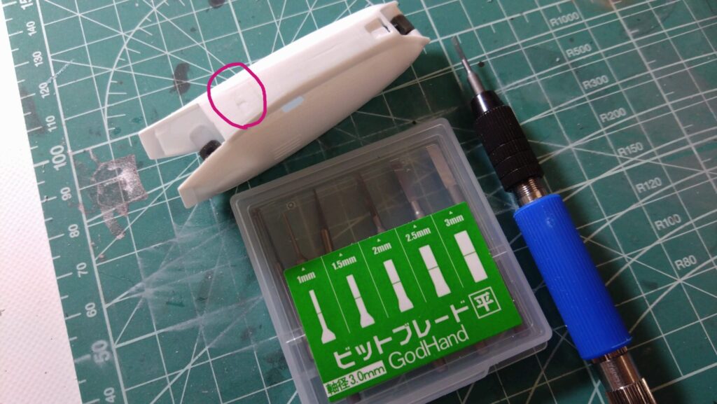 ハセガワ（Hasegawa）の1/72 VF-1 ストライクガウォークバルキリーを作成します。⑤。削って消えたモールドは、スジボリツールで復活、スジを掘ってみます。