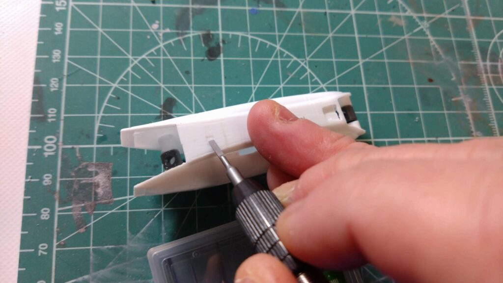 ハセガワ（Hasegawa）の1/72 VF-1 ストライクガウォークバルキリーを作成します。⑤。削って消えたモールドは、スジボリツールで復活、スジを掘ってみます。