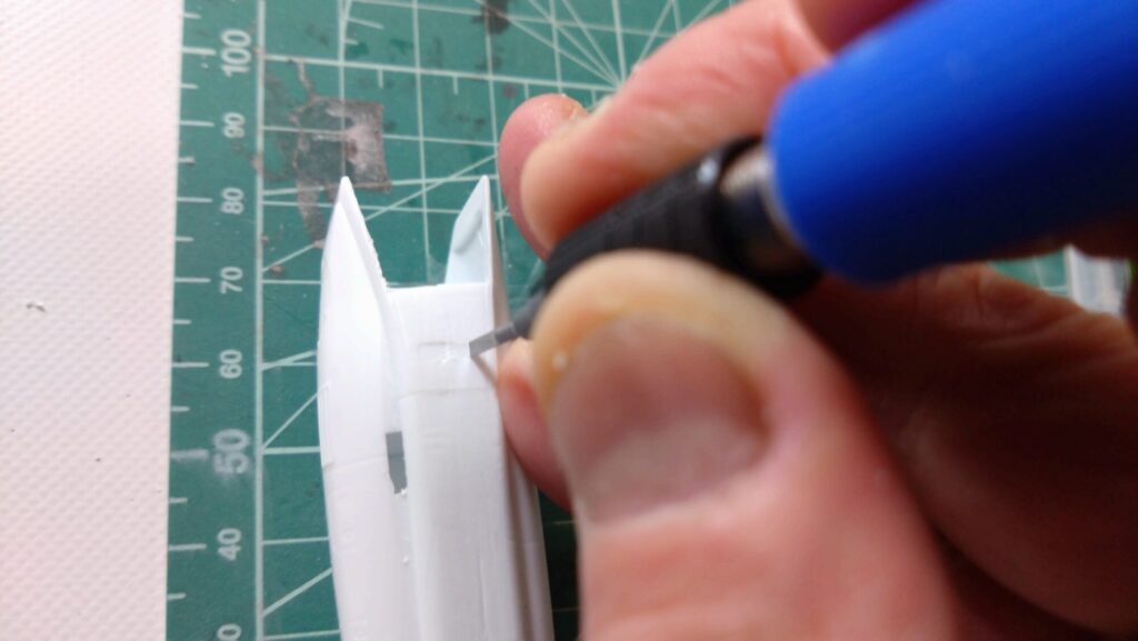 ハセガワ（Hasegawa）の1/72 VF-1 ストライクガウォークバルキリーを作成します。⑤。削って消えたモールドは、スジボリツールで復活、スジを掘ってみます。