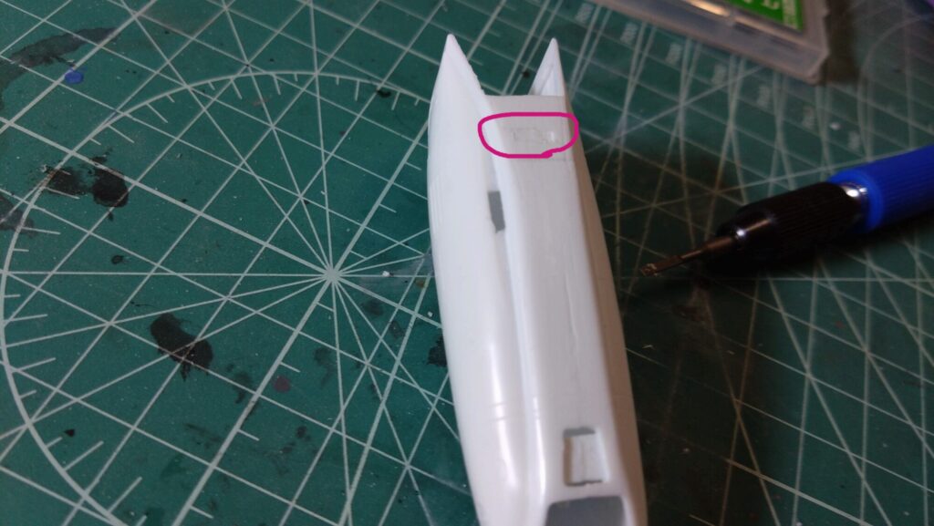 ハセガワ（Hasegawa）の1/72 VF-1 ストライクガウォークバルキリーを作成します。⑤。削って消えたモールドは、スジボリツールで復活、スジを掘ってみます。