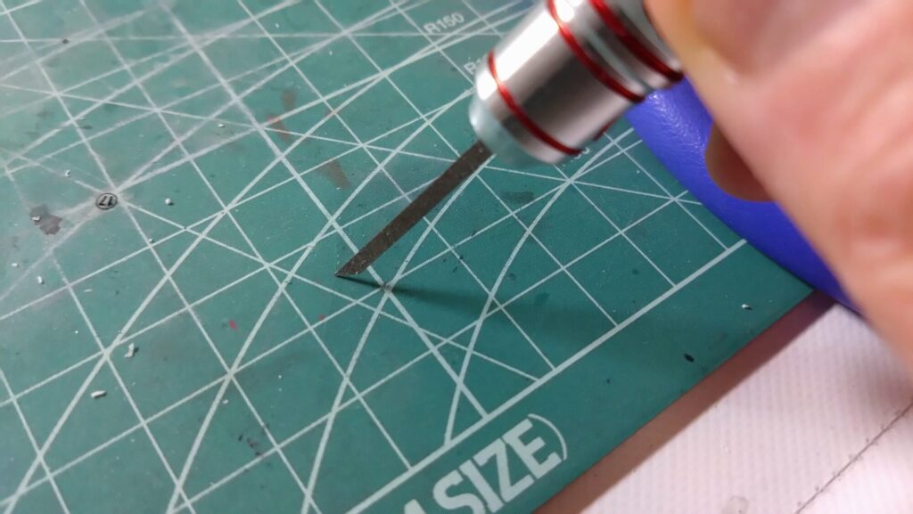 ハセガワ（Hasegawa）の1/72 VF-1 ストライクガウォークバルキリーを作成します。⑤。削って消えたモールドは、スジボリツールで復活、スジを掘ってみます。