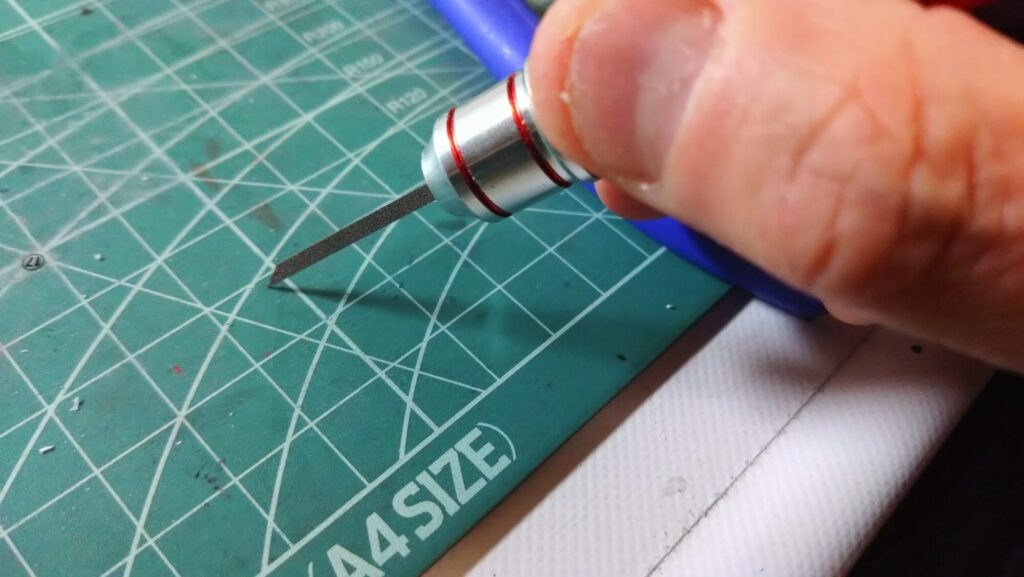 ハセガワ（Hasegawa）の1/72 VF-1 ストライクガウォークバルキリーを作成します。⑤。削って消えたモールドは、スジボリツールで復活、スジを掘ってみます。