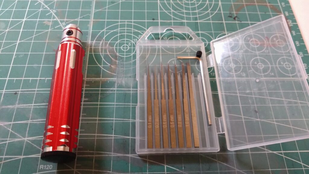 ハセガワ（Hasegawa）の1/72 VF-1 ストライクガウォークバルキリーを作成します。⑤。削って消えたモールドは、スジボリツールで復活、スジを掘ってみます。