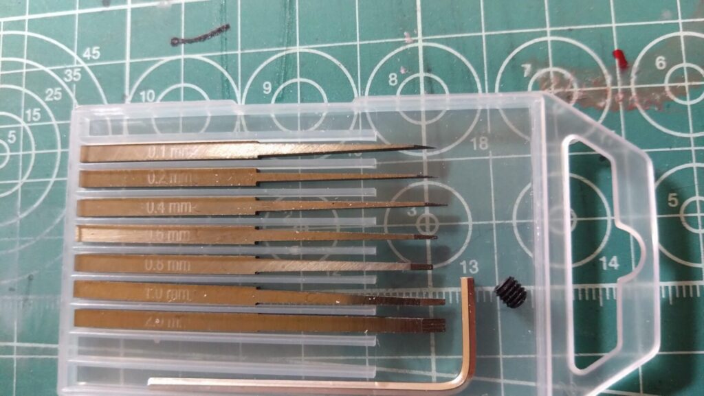 ハセガワ（Hasegawa）の1/72 VF-1 ストライクガウォークバルキリーを作成します。⑤。削って消えたモールドは、スジボリツールで復活、スジを掘ってみます。