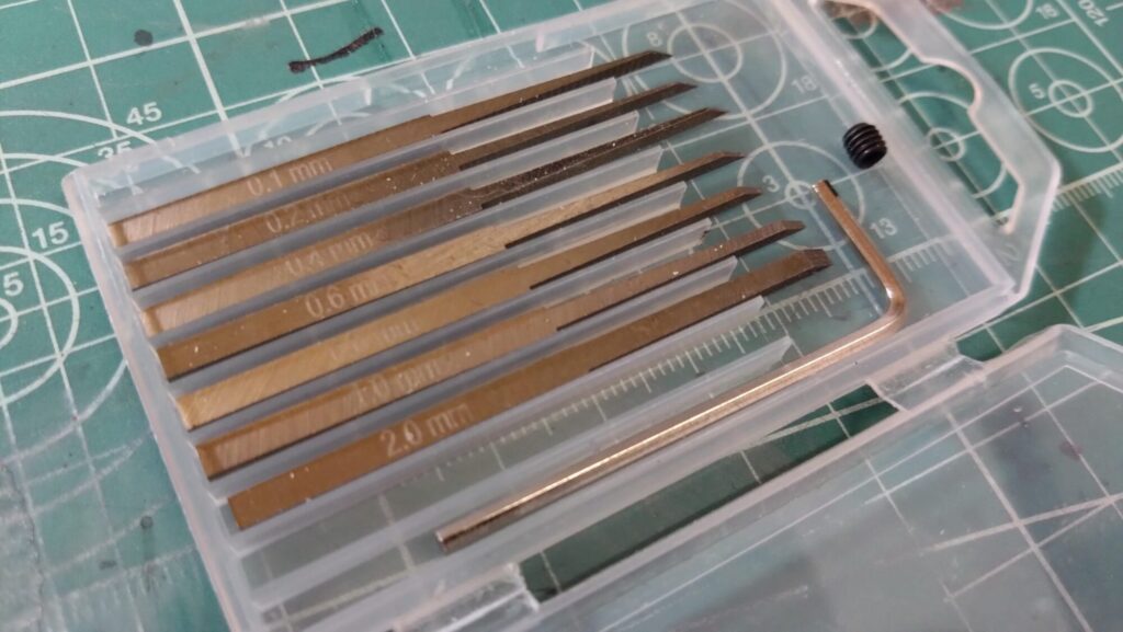 ハセガワ（Hasegawa）の1/72 VF-1 ストライクガウォークバルキリーを作成します。⑤。削って消えたモールドは、スジボリツールで復活、スジを掘ってみます。