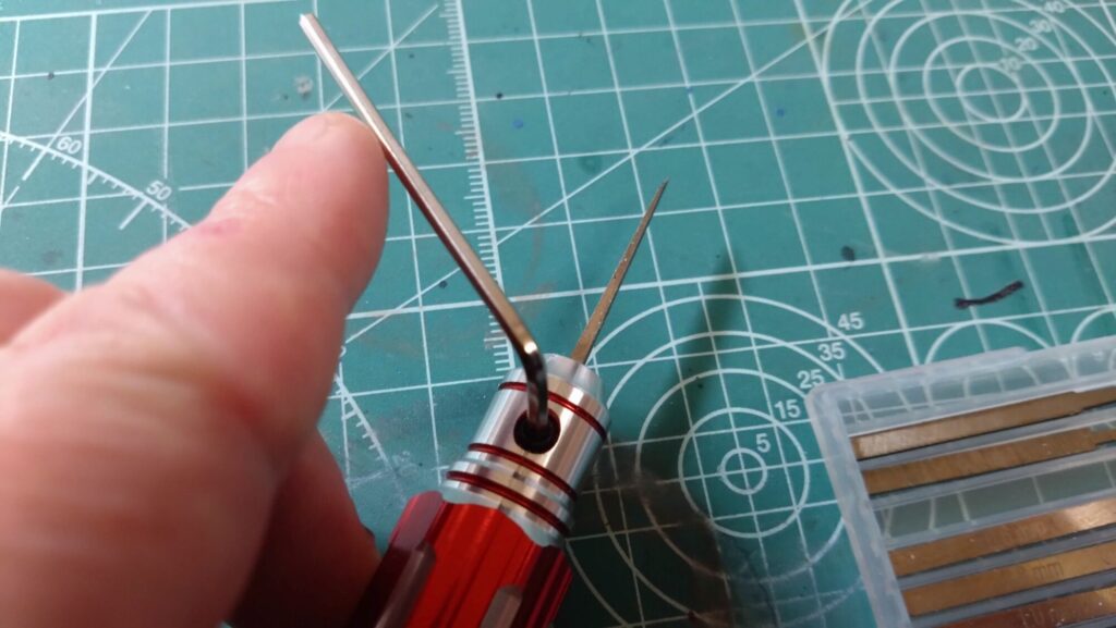 ハセガワ（Hasegawa）の1/72 VF-1 ストライクガウォークバルキリーを作成します。⑤。削って消えたモールドは、スジボリツールで復活、スジを掘ってみます。