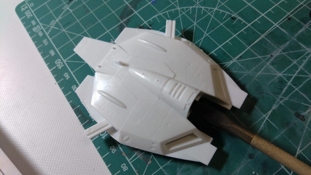 ハセガワ（Hasegawa）の1/72 VF-1 ストライクガウォークバルキリーを作成します。⑥エアブラシ塗装できるように猫の手でクリップしていきます。