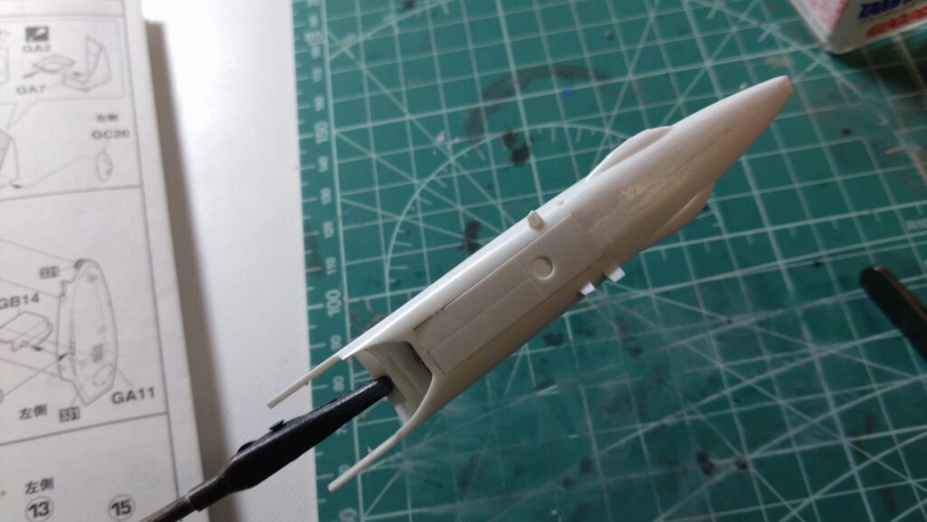 ハセガワ（Hasegawa）の1/72 VF-1 ストライクガウォークバルキリーを作成します。⑥エアブラシ塗装できるように猫の手でクリップしていきます。