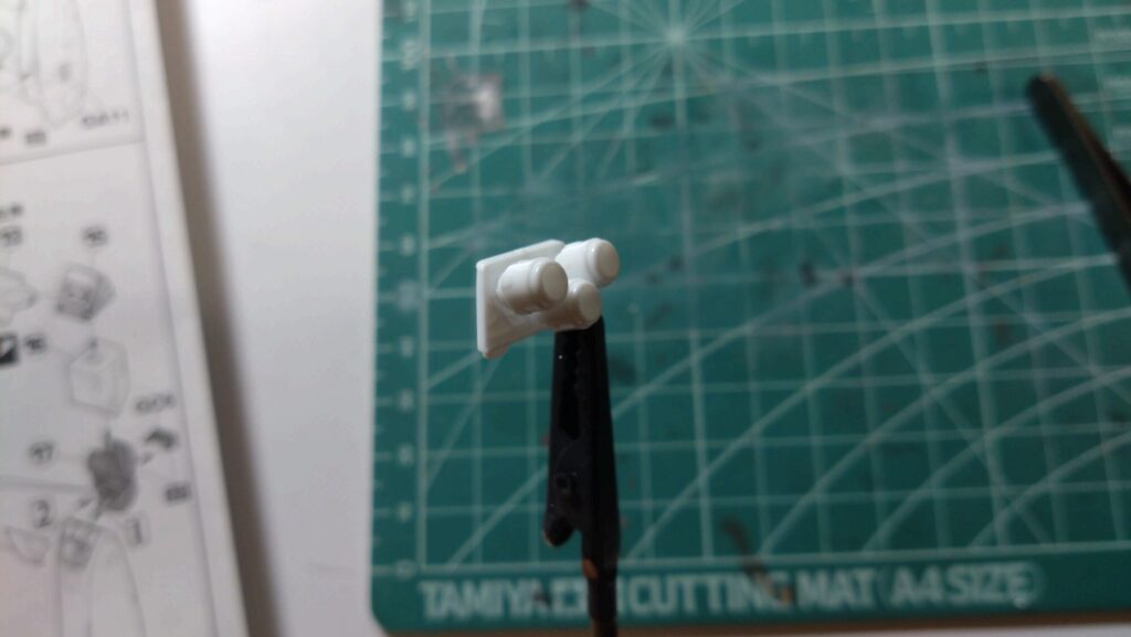 ハセガワ（Hasegawa）の1/72 VF-1 ストライクガウォークバルキリーを作成します。⑥エアブラシ塗装できるように猫の手でクリップしていきます。