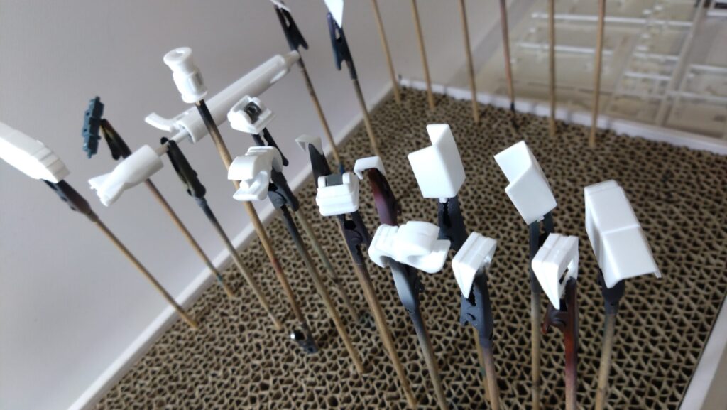 ハセガワ（Hasegawa）の1/72 VF-1 ストライクガウォークバルキリーを作成します。⑥エアブラシ塗装できるように猫の手でクリップしていきます。