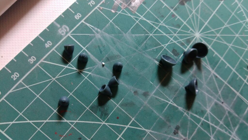 ハセガワ（Hasegawa）の1/72 VF-1 ストライクガウォークバルキリーを作成します。⑥エアブラシ塗装できるように猫の手でクリップしていきます。