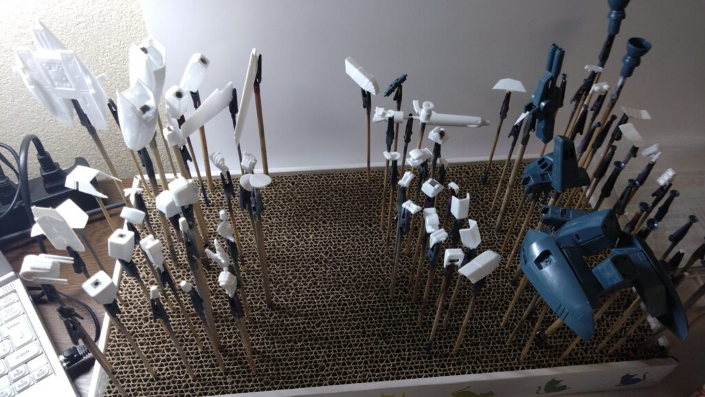 ハセガワ（Hasegawa）の1/72 VF-1 ストライクガウォークバルキリーを作成します。⑥エアブラシ塗装できるように猫の手でクリップしていきます。