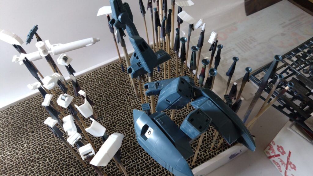 ハセガワ（Hasegawa）の1/72 VF-1 ストライクガウォークバルキリーを作成します。⑥エアブラシ塗装できるように猫の手でクリップしていきます。