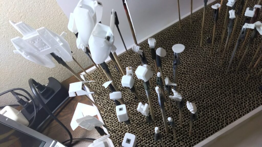 ハセガワ（Hasegawa）の1/72 VF-1 ストライクガウォークバルキリーを作成します。⑥エアブラシ塗装できるように猫の手でクリップしていきます。