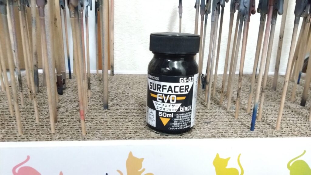 ハセガワのVF-1 ストライクガウォークバルキリーを作成、サーフェイサーを吹いて傷を埋めてい塗装の為の下地作りをしていきますの画像