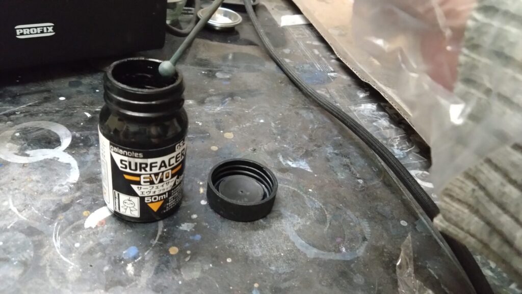 ハセガワのVF-1 ストライクガウォークバルキリーを作成、サーフェイサーを吹いて傷を埋めてい塗装の為の下地作りをしていきますの画像