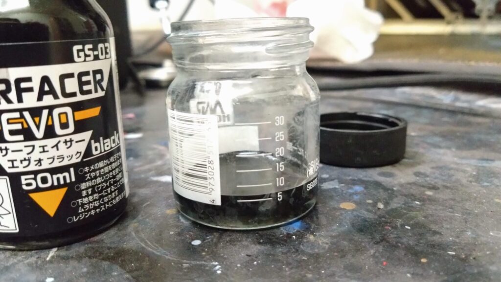 ハセガワのVF-1 ストライクガウォークバルキリーを作成、サーフェイサーを吹いて傷を埋めてい塗装の為の下地作りをしていきますの画像