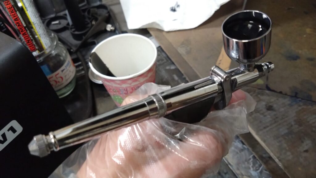 ハセガワのVF-1 ストライクガウォークバルキリーを作成、サーフェイサーを吹いて傷を埋めてい塗装の為の下地作りをしていきますの画像