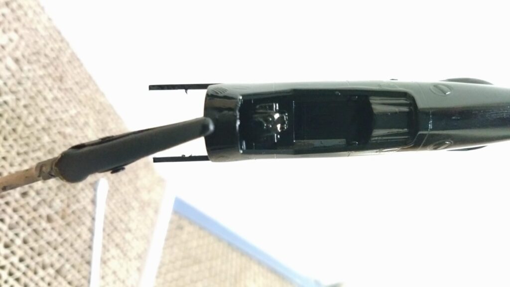 ハセガワのVF-1 ストライクガウォークバルキリーを作成、サーフェイサーを吹いて傷を埋めてい塗装の為の下地作りをしていきますの画像