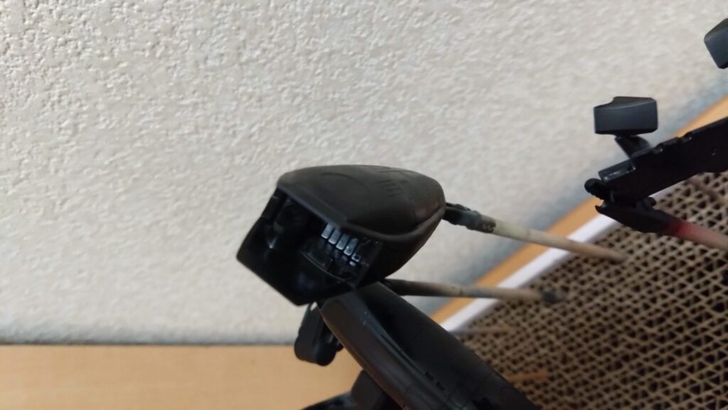 ハセガワのVF-1 ストライクガウォークバルキリーを作成、サーフェイサーを吹いて傷を埋めてい塗装の為の下地作りをしていきますの画像