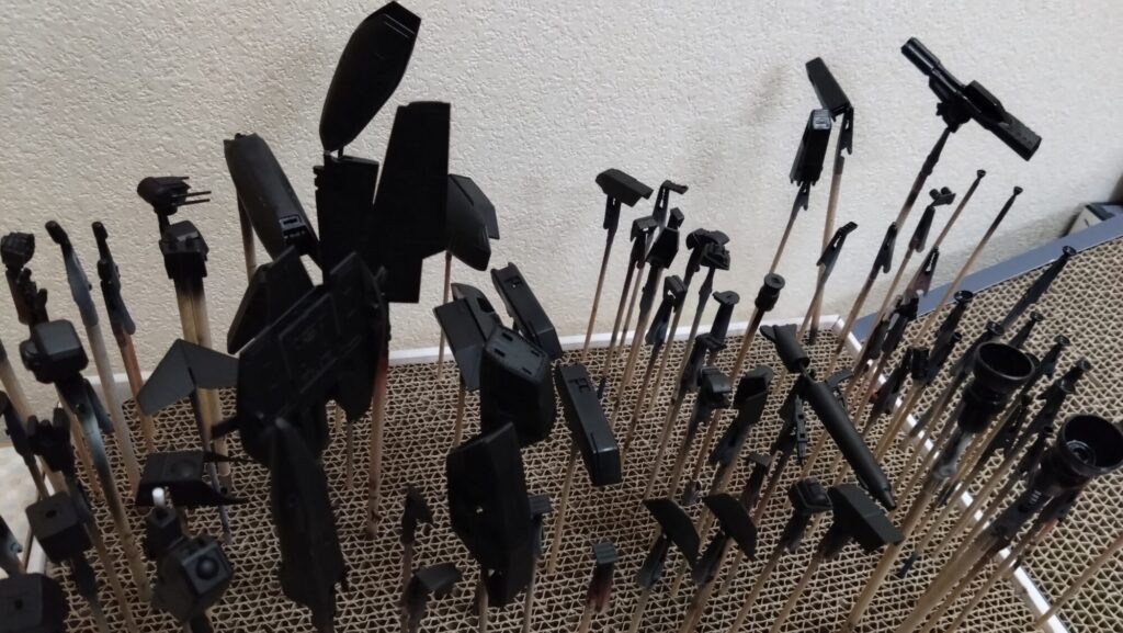 ハセガワのVF-1 ストライクガウォークバルキリーを作成、サーフェイサーを吹いて傷を埋めてい塗装の為の下地作りをしていきますの画像