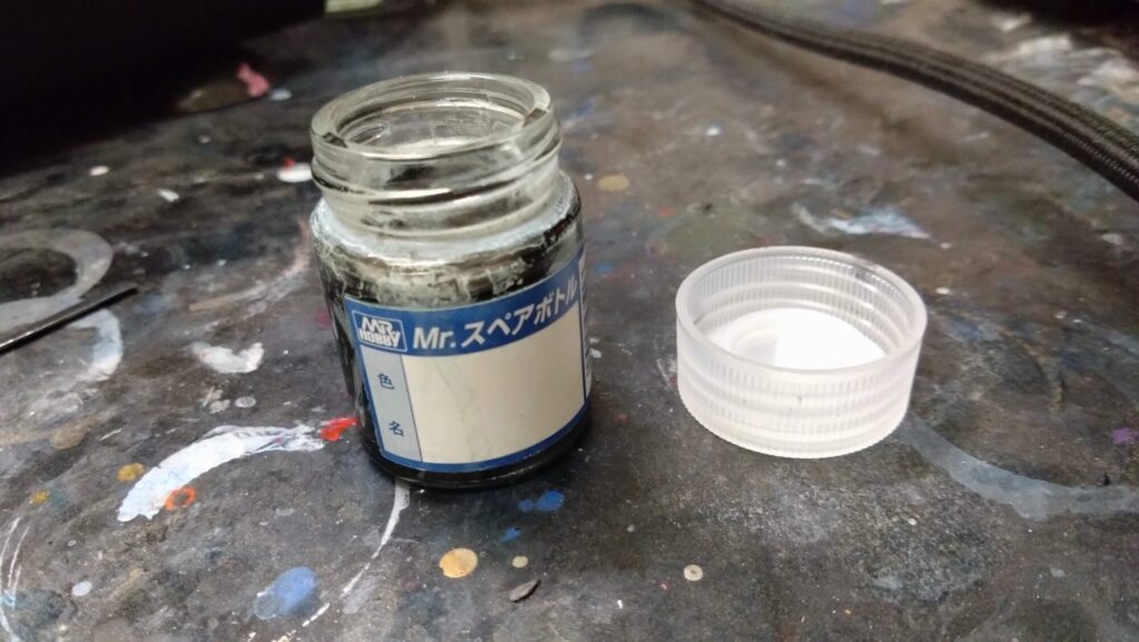 ハセガワのVF-1 ストライクガウォークバルキリーを作成、サーフェイサーを吹いて傷を埋めてい塗装の為の下地作りをしていきますの画像