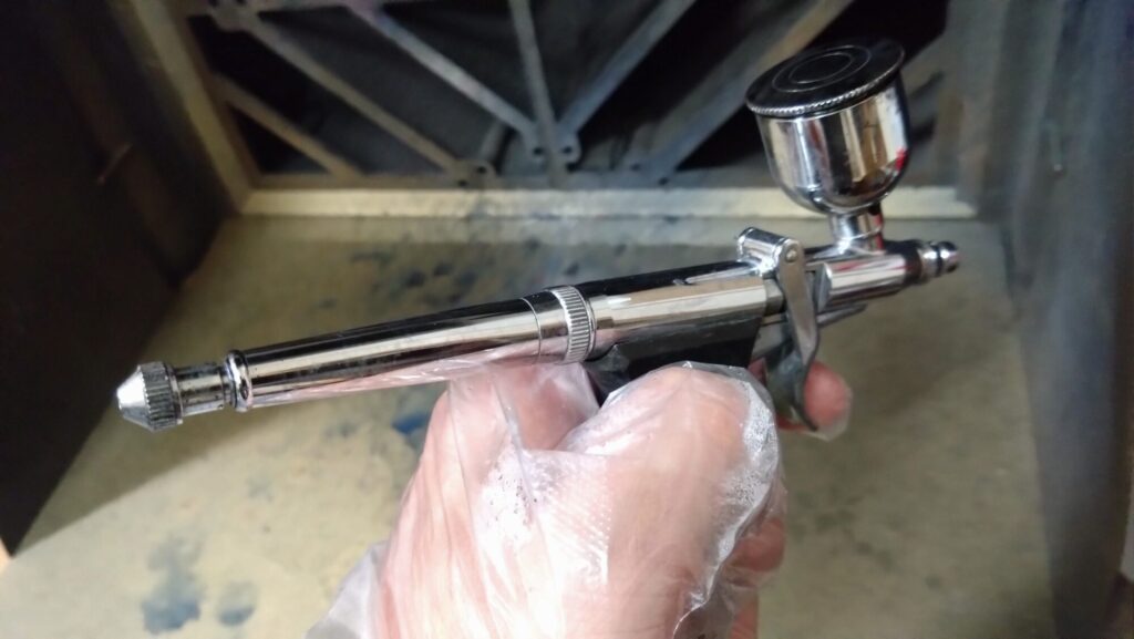 ハセガワのVF-1 ストライクガウォークバルキリーを作成、サーフェイサーを吹いて傷を埋めてい塗装の為の下地作りをしていきますの画像