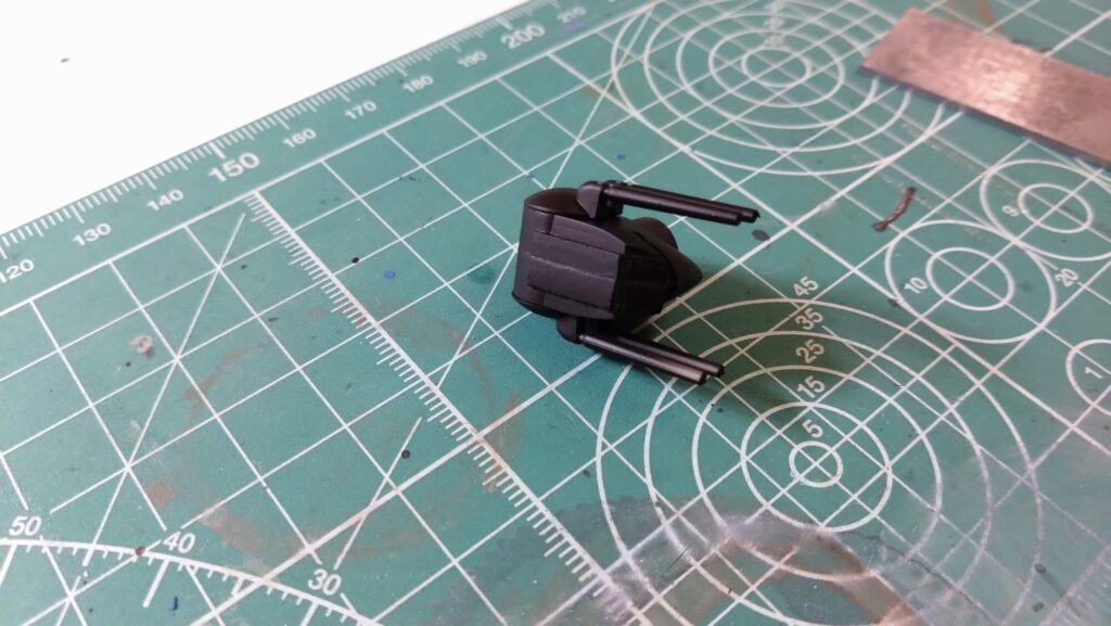 ハセガワのVF-1 ストライクガウォークバルキリーを作成、サーフェイサーを吹いて傷を埋めてい塗装の為の下地作りをしていきますの画像