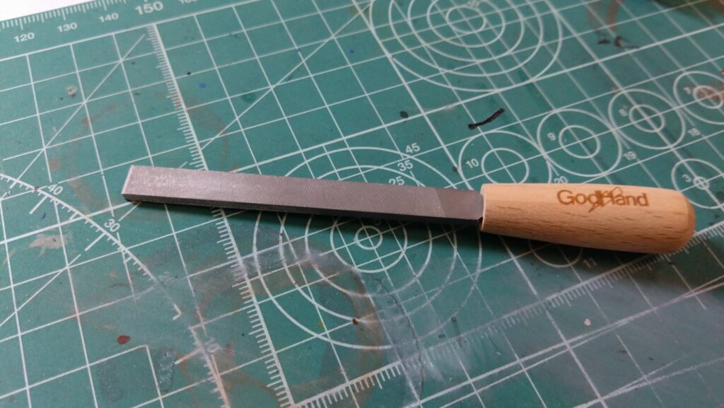 ハセガワのVF-1 ストライクガウォークバルキリーを作成、サーフェイサーを吹いて傷を埋めてい塗装の為の下地作りをしていきますの画像