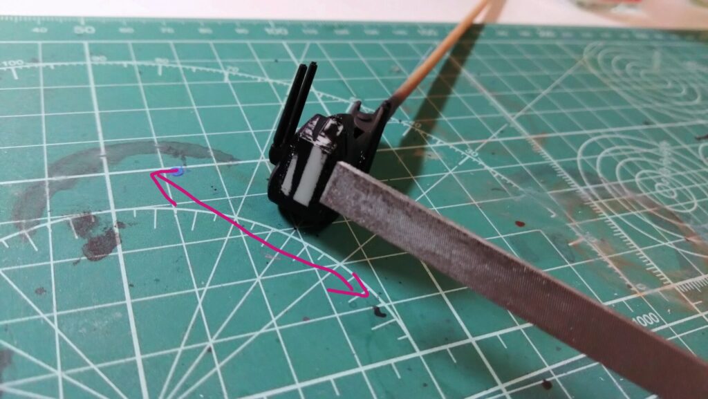 ハセガワのVF-1 ストライクガウォークバルキリーを作成、サーフェイサーを吹いて傷を埋めてい塗装の為の下地作りをしていきますの画像