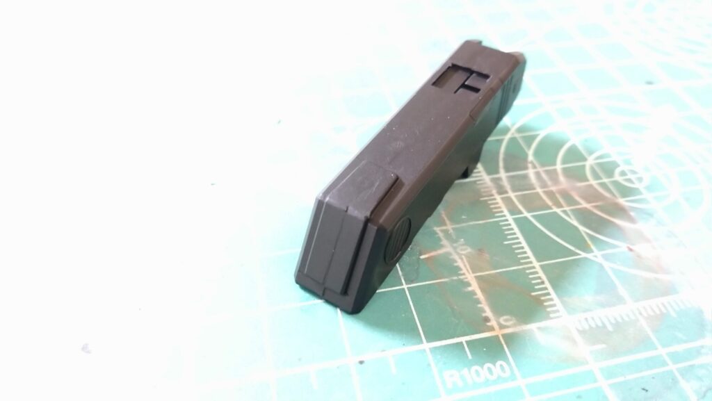 ハセガワのVF-1 ストライクガウォークバルキリーを作成、サーフェイサーを吹いて傷を埋めてい塗装の為の下地作りをしていきますの画像