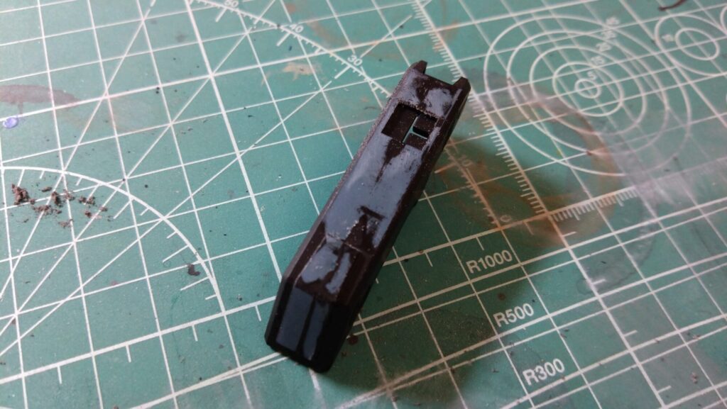 ハセガワのVF-1 ストライクガウォークバルキリーを作成、サーフェイサーを吹いて傷を埋めてい塗装の為の下地作りをしていきますの画像