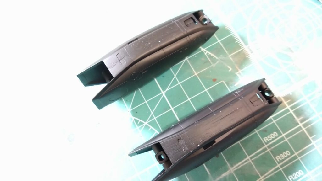 ハセガワのVF-1 ストライクガウォークバルキリーを作成、サーフェイサーを吹いて傷を埋めてい塗装の為の下地作りをしていきますの画像