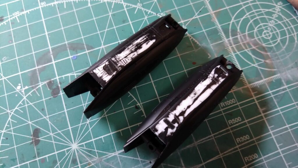 ハセガワのVF-1 ストライクガウォークバルキリーを作成、サーフェイサーを吹いて傷を埋めてい塗装の為の下地作りをしていきますの画像