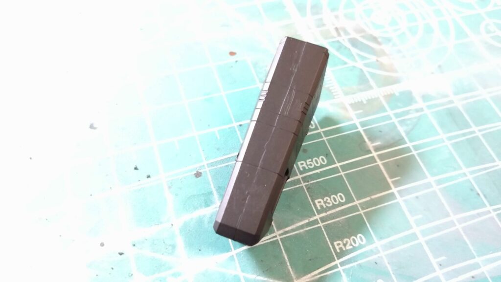 ハセガワのVF-1 ストライクガウォークバルキリーを作成、サーフェイサーを吹いて傷を埋めてい塗装の為の下地作りをしていきますの画像