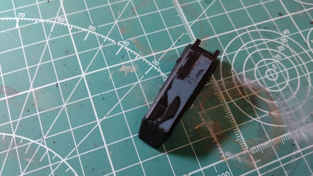 ハセガワのVF-1 ストライクガウォークバルキリーを作成、サーフェイサーを吹いて傷を埋めてい塗装の為の下地作りをしていきますの画像